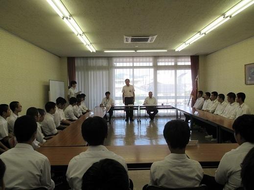 平成29年度全国中学校体育大会等出場者選手報告会で挨拶をしている市長の写真