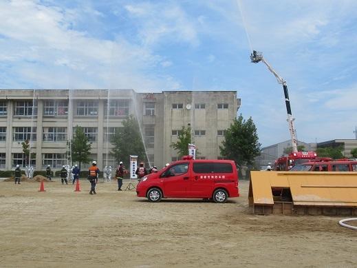 消火活動訓練・はしご車から放水している写真