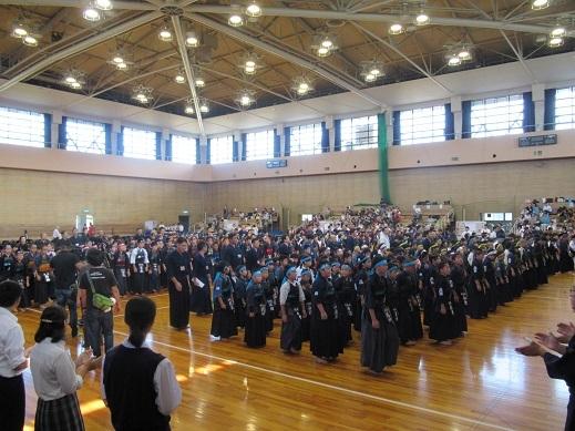 開会式で整列している選手たちの写真