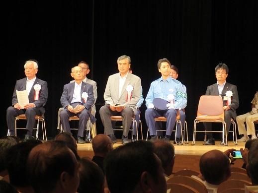 主催者として座っている市長の写真