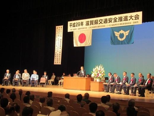 舞台上に並んでいる主催者、来賓の方々の写真
