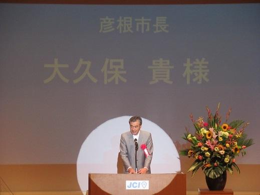 式典であいさつをしている市長の写真