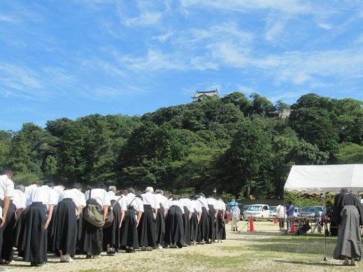 開会式で一同礼をしている写真