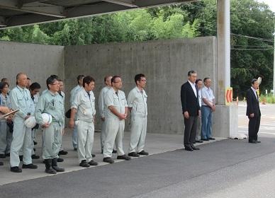 現場の皆様と共に追悼する市長の写真