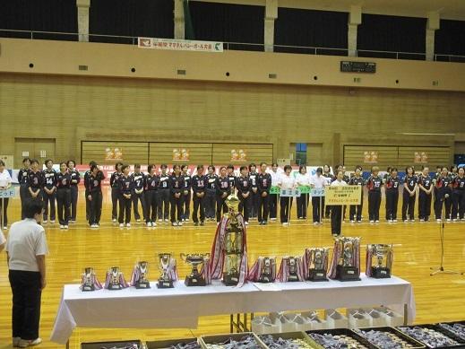 閉会式・選手たちとトロフィが並んでいる写真