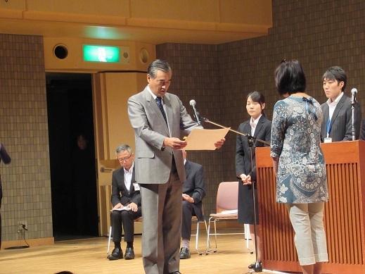 表彰状を読み上げている市長の写真