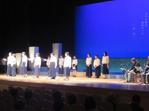 吟詠を披露している出演者の写真