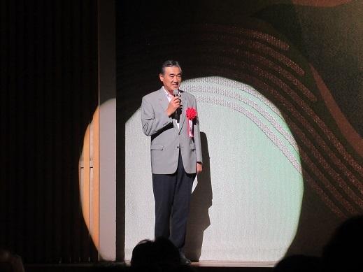 吟詠大会であいさつをしている市長の写真