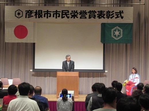 市民栄誉賞表彰式であいさつをしている市長の写真