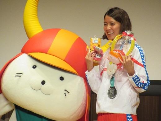 大橋悠依選手とひこにゃんの記念写真