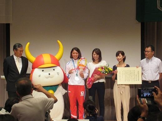 大橋悠依選手と関係者の皆様との記念写真