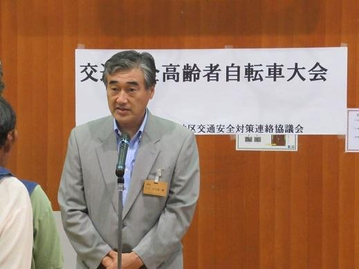 高齢者自転車大会であいさつをしている市長の写真