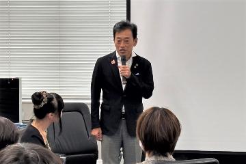 挨拶している様子