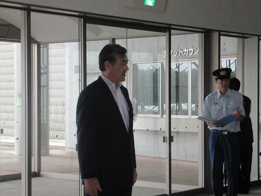 消防団に激励を送る市長の写真