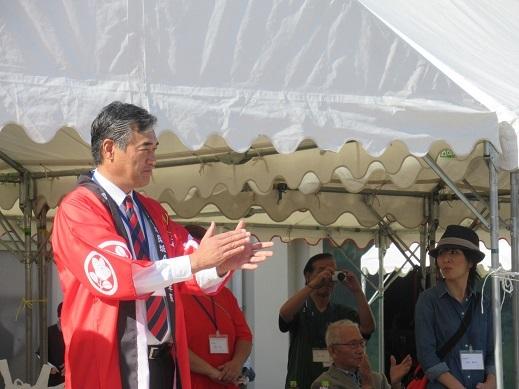 開会式で拍手をしている市長の写真