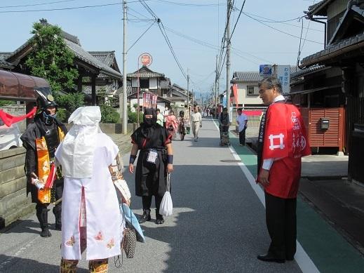 忍者や武士のかっこうをした人々の写真