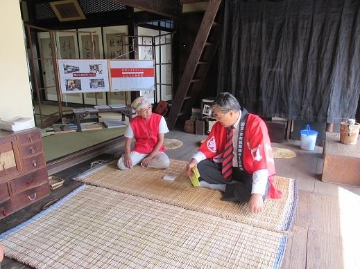 たたみの上でなんでも相談室を開催し市民と会話をしている市長の写真