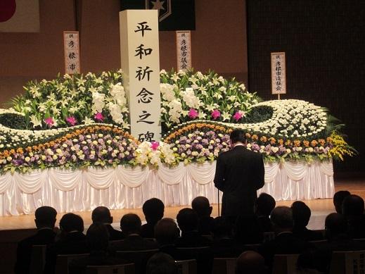 平和祈念式典にて式辞を述べる市長の写真
