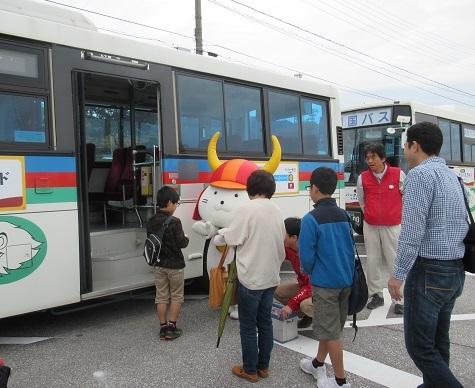 ひこにゃんに見送られてバスに乗り込む参加者の写真