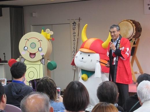 彦根城天守閣カロムグランプリ2017であいさつをしている市長の写真