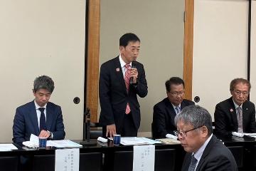 挨拶している様子