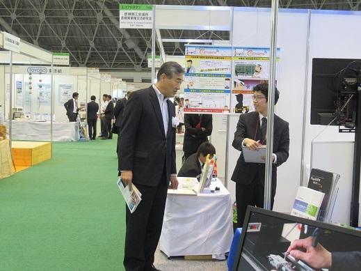 ブースへ訪問し話をしている市長の写真