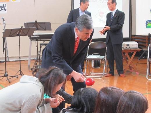 マラカスを手に持ち市民と対話している市長の写真