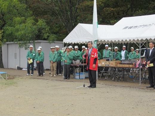 彦根市秋季市民グラウンド・ゴルフ大会で挨拶をしている市長の写真