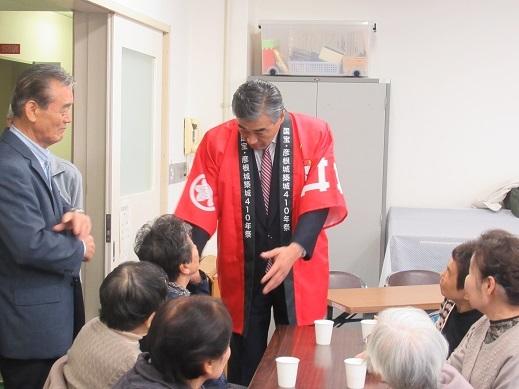 参加しておられる高齢者の方々に声をかけている市長の写真