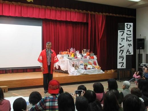 ひこにゃんファンクラブの集いで挨拶をしている市長の写真