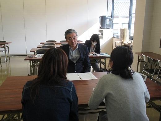 市民と対話をしている市長の写真