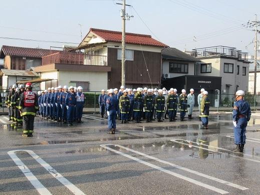 整列をしている消防署と消防団の皆さんの写真