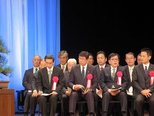 舞台上に座っている来賓の方々の写真