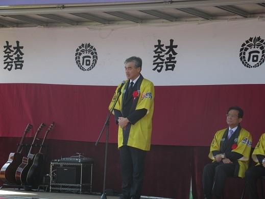 石田三成公417回忌法要で挨拶をしている市長の写真