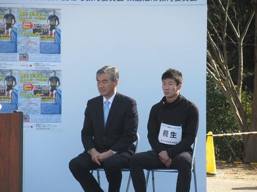 市長と桐生祥秀選手が座っている写真