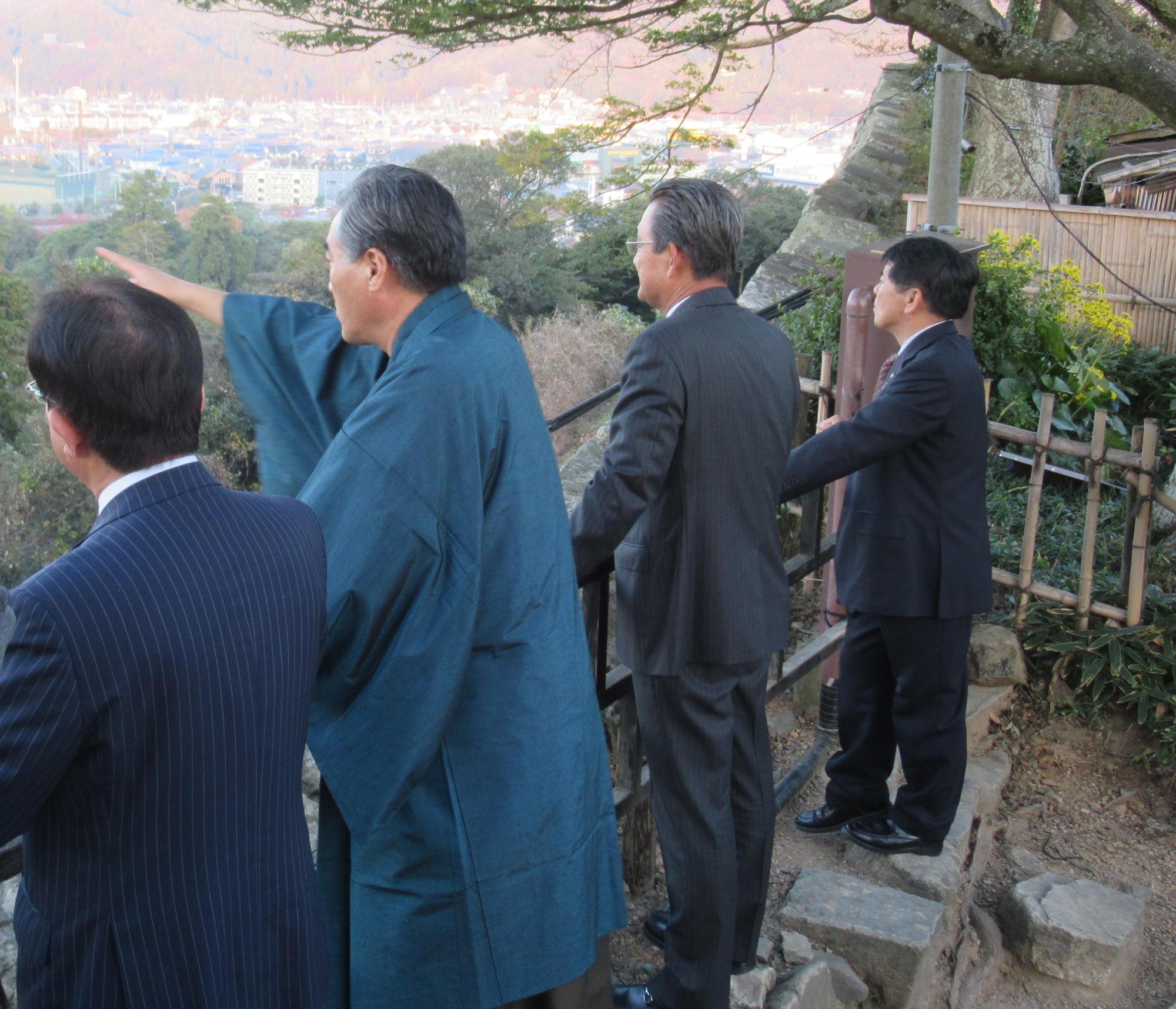 彦根城城山を視察している市長たちの写真