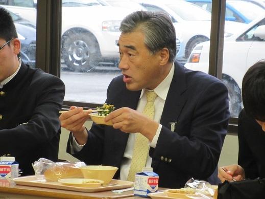 会話をしながら給食を食べている市長の写真
