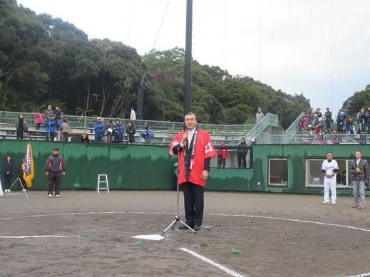 第15回旭森旗争奪交流大会で挨拶をしている市長の写真