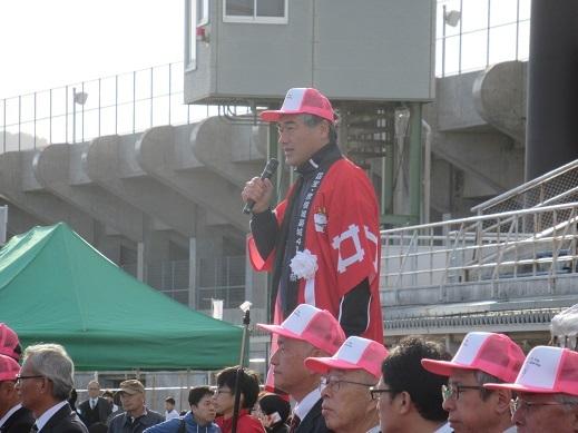 第31回彦根シティマラソンで挨拶をしている市長の写真