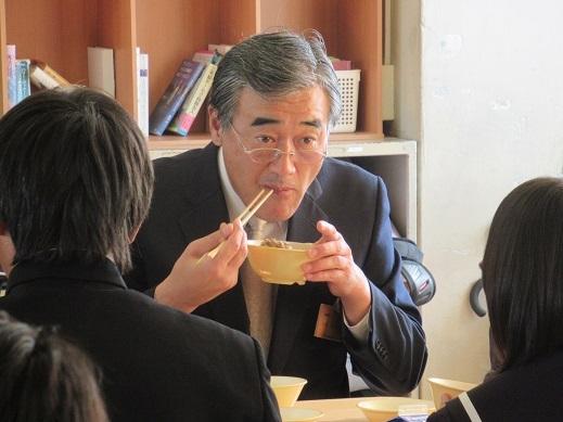 中央中学校にて給食を食べている市長の写真