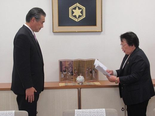 目録贈呈を受けている市長の写真