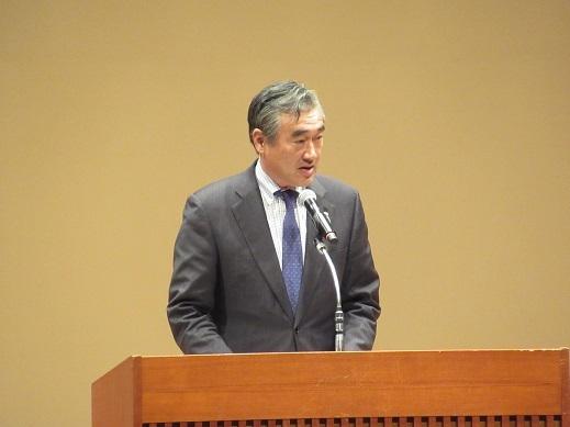 差別をなくし人権を尊ぶあなたと私のつどいであいさつをしている市長の写真