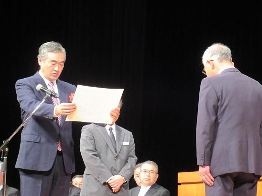 表彰状を読み上げている市長の写真