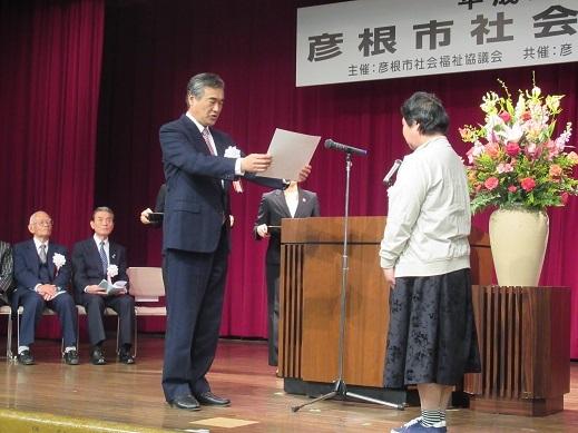 表彰状を読み上げている市長の写真