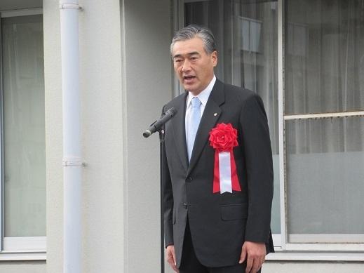 歳末特別警戒出動式であいさつをしている市長の写真