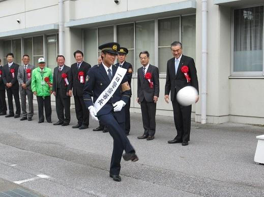 一日警察署長の方が行進をしている写真