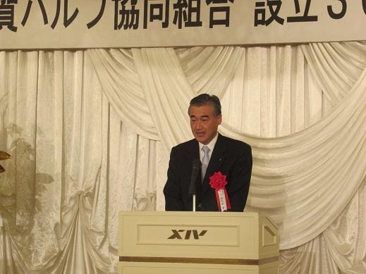滋賀バルブ協同組合30周年記念式典であいさつをしている市長の写真