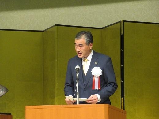 舟橋聖一文学賞ならびに舟橋聖一顕彰文学賞表彰式であいさつをしている市長の写真