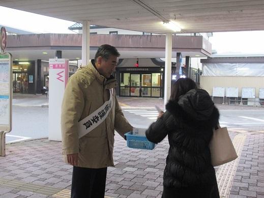 街頭で啓発を呼び掛けている市長の写真