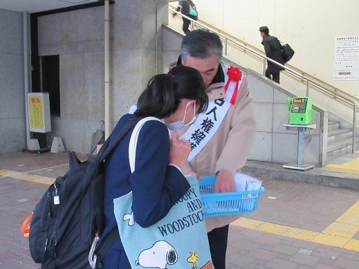 街頭で女生徒に啓発の呼びかけをしている市長の写真